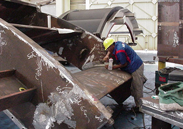 Fig. 6 — Réplica sendo realizada em solda de equipamento ainda em fase de fabricação.